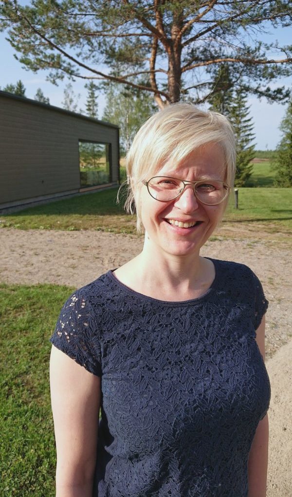 Päivi Jokitalo kotinsa pihalla